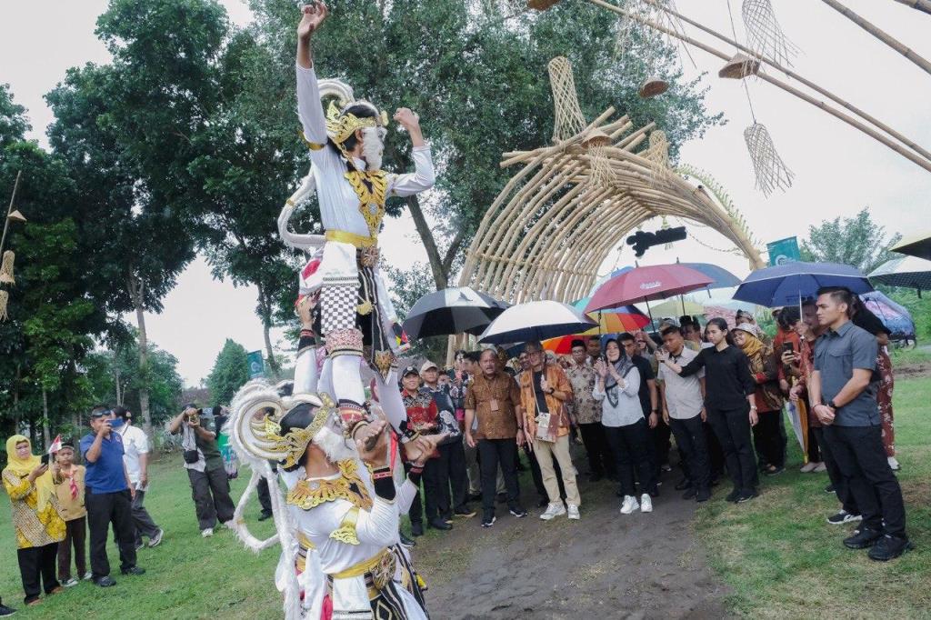 Menparekraf Sandiaga dan rombongan disambut dengan tarian Besan Wanoro. Dok. Kemenparekraf