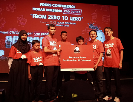 Cap Panda memberikan santunan dan mengajak anak-anak dari Panti Asuhan Al-Futuwwah nonton bareng Kungfu Panda 4. (Foto: Dok. Yuni)