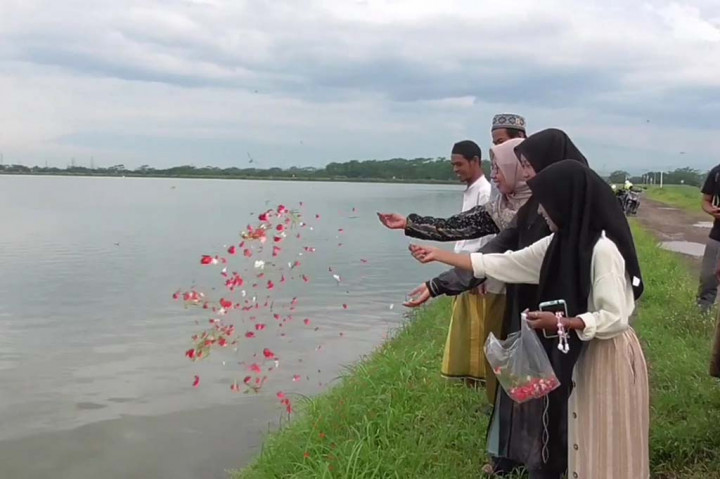 Jelang Ramadan, Korban Lumpur Lapindo Ziarah di Atas Tanggul