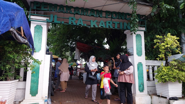 Ratusan Peziarah Padati TPU Poncol Bekasi Jelang Ramadan