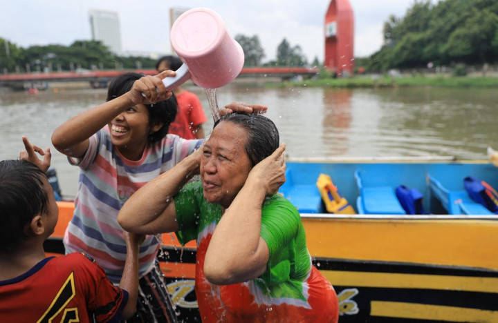Sambut Ramadan, Warga Tangerang Keramas Massal di Sungai Cisadane
