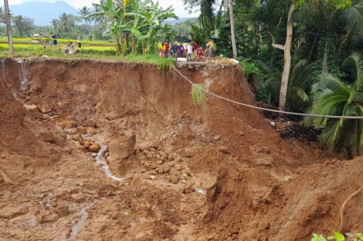 Ruas Jalan di Pandeglang Terputus Akibat Longsor