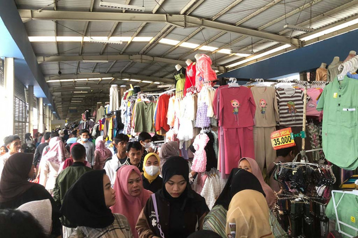 Potret Warga Padati Pasar Tanah Abang Jelang Ramadan