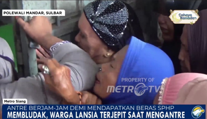 Antrean Beras Bulog Membeludak, Lansia di Polewali Mandar Terjepit saat Berdesak-desakan