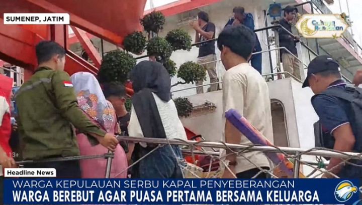 Warga Berlomba Naik Kapal di Pelabuhan Kalianget setelah 3 Hari Tertahan