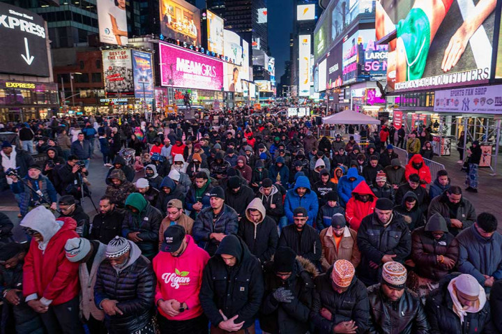 Potret Salat Tarawih di Times Square, Panjatkan Doa untuk Gaza