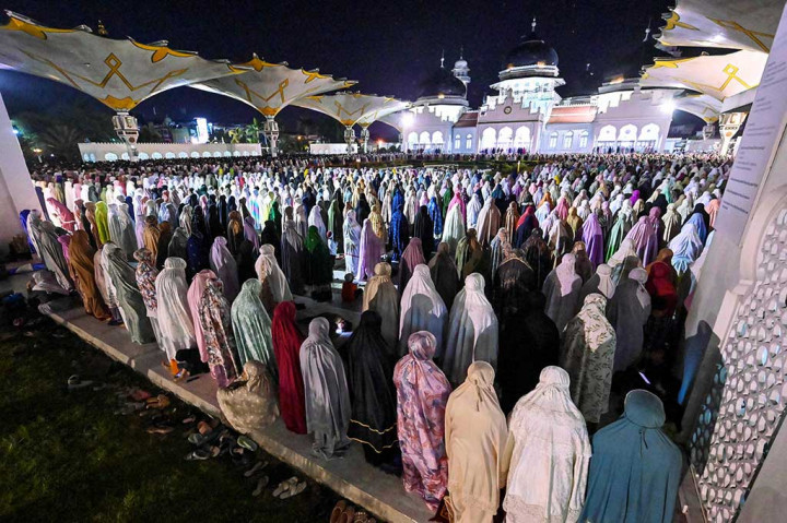 Jemaah Tarawih Masjid Raya Baiturrahman Membludak Hingga ke Taman