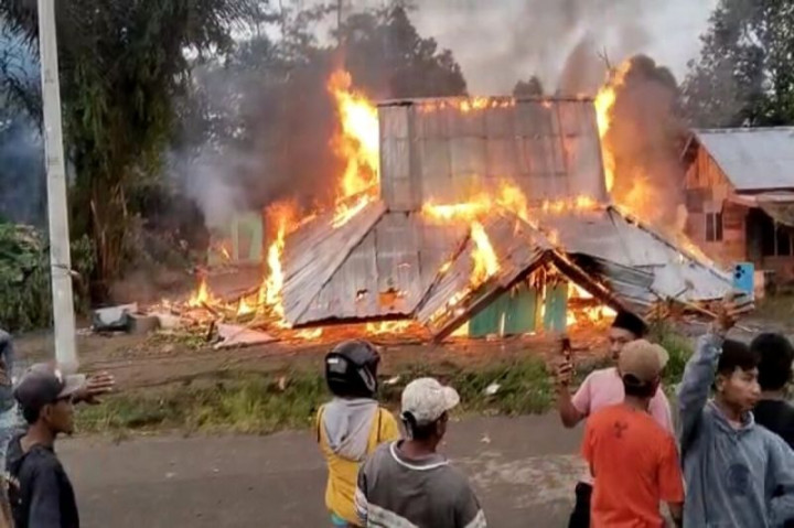 Tuntut Eksekusi Harimau, Warga Bakar Kantor Resor Hutan Suoh Lampung