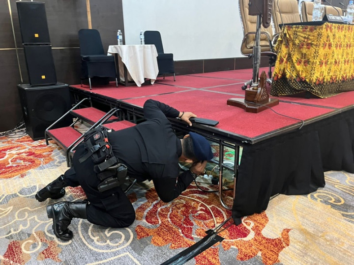 Tim Gegana Sterilisasi Ruang Rapat Pleno Rekapitulasi Suara Pemilu di Papua