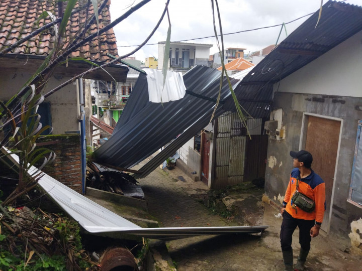 Hujan dan Angin Kencang Menerjang Kota Batu
