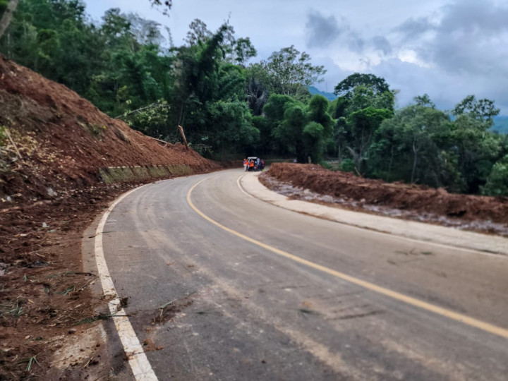Polisi Buka Tutup Jalan Kuningan-Majalengka Usai Tertimbun Longsor