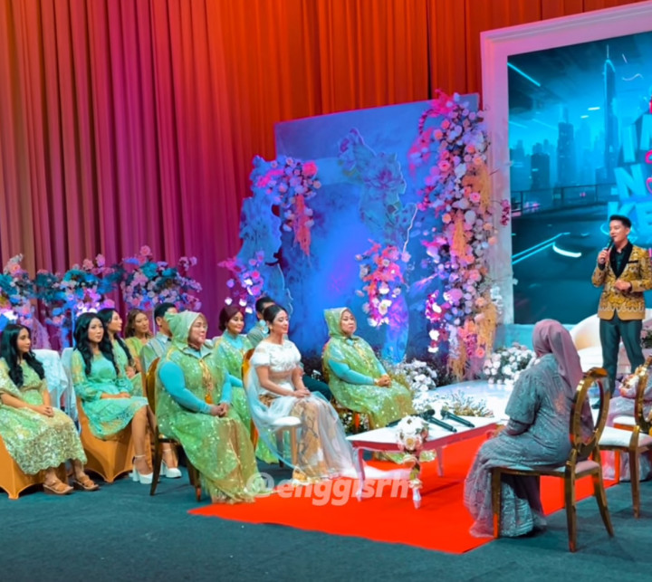 Dewi Perssik Gelar Lamaran, Baju Ibunda Mirip Jas Hujan Jadi Sorotan