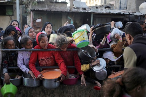 Warga Gaza mencari makanan. (AFP)