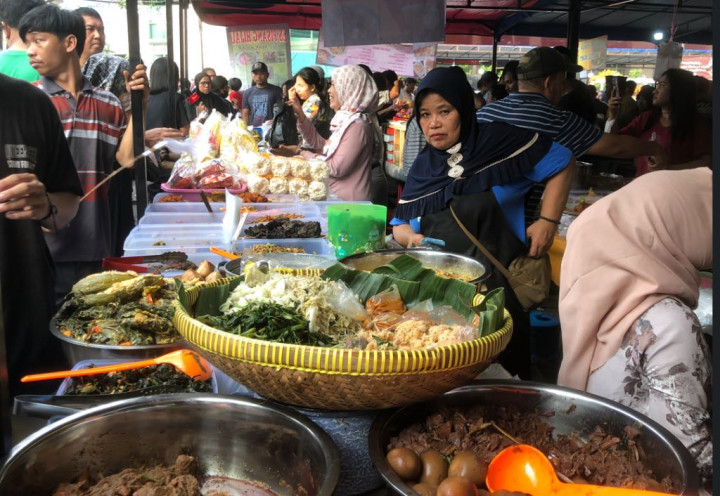 Aneka Kuliner Bazar Takjil Benhil Goda Pengunjung