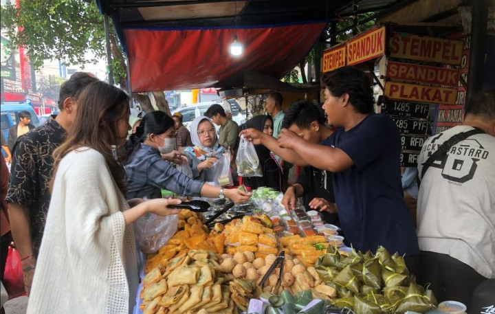 Ini Kudapan yang Paling Ramai di Bazar Takjil Benhil
