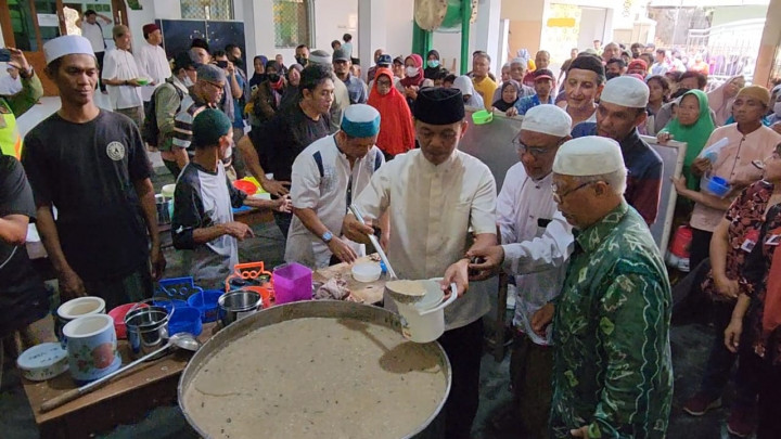 Ratusan Warga Rela Antre Demi Bubur Samin Khas Banjar Ramadan di Solo