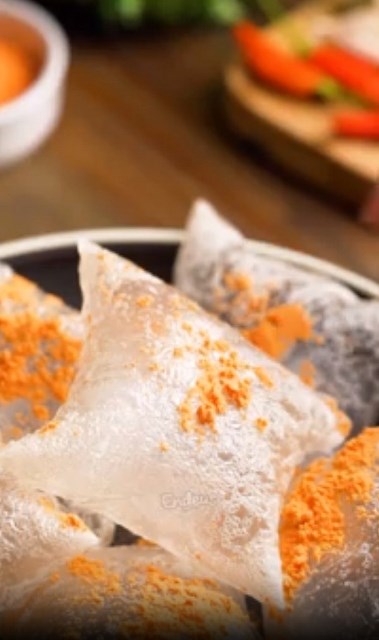 Sontek resep crunchy pillow, ala kerupuk dari rice paper dengan rasa gurih dan pedas. (Foto: Dok. Endeus TV)