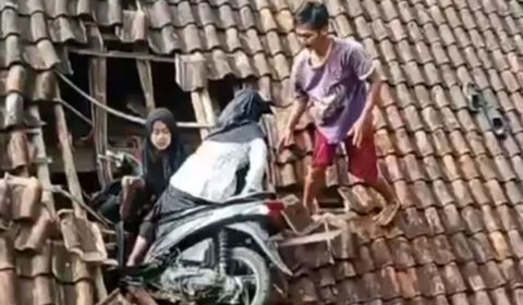 2 Pemotor <i>Nyangkut</i> di Atap Rumah Warga saat Hendak Ngabuburit