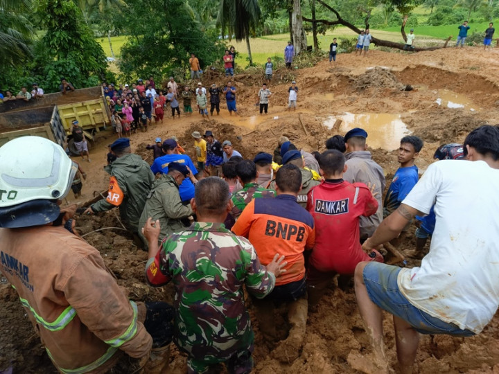 Flood and Landslide Hit West Sumatra, 32 Peoples Died