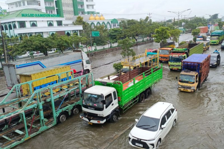 Jalur Pantura Kaligawe Semarang Banjir