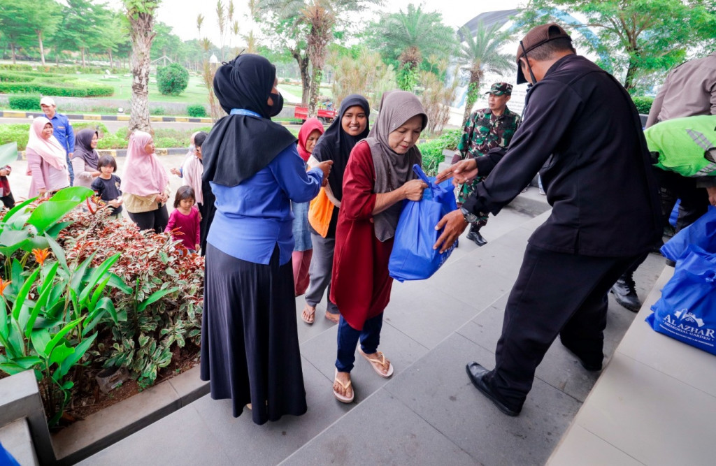 Harga Pangan Melonjak Al Azhar Memorial Sebar 400 Paket Bahan Pokok 