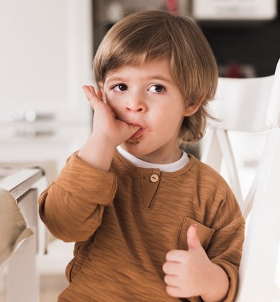 Moms, Si Kecil Masih Suka Mengisap Jempol? Begini 5 Cara Menguranginya