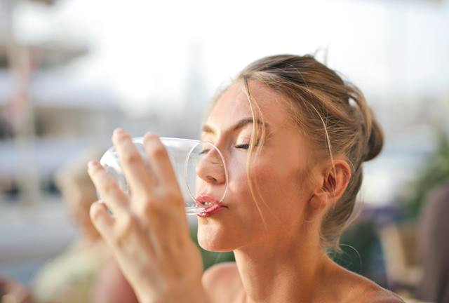 Manfaat minum air putih yang cukup saat puasa dapat menyehatkan pencernaan. (Foto: Ilustrasi/Dok. Unsplash.com)