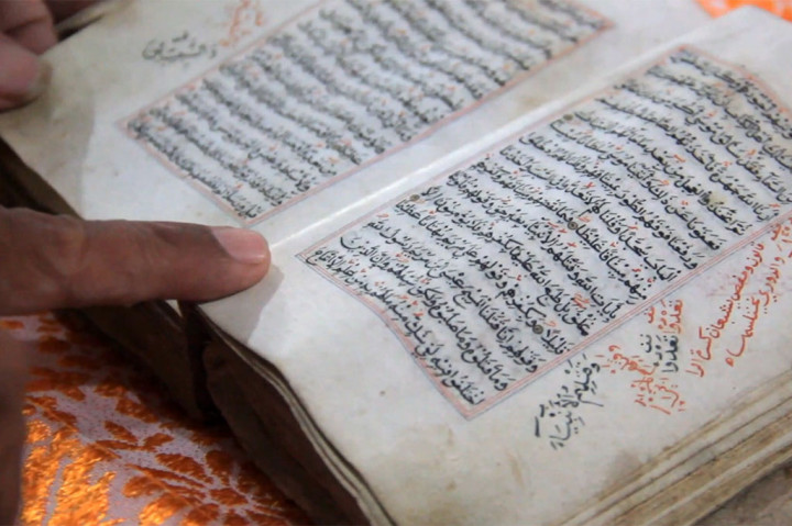 Melihat Alquran Tulisan Tangan 400 Tahun di Majene