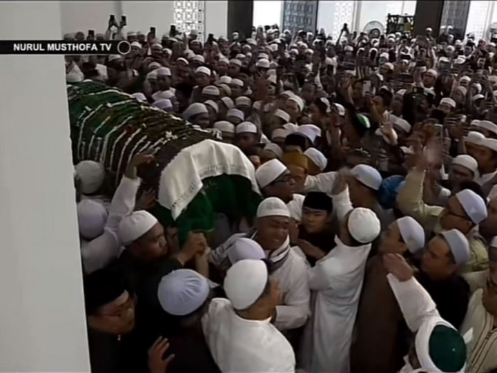 Prosesi Pemakaman Habib Hasan Diiringi Isak Tangis Ribuan Pelayat