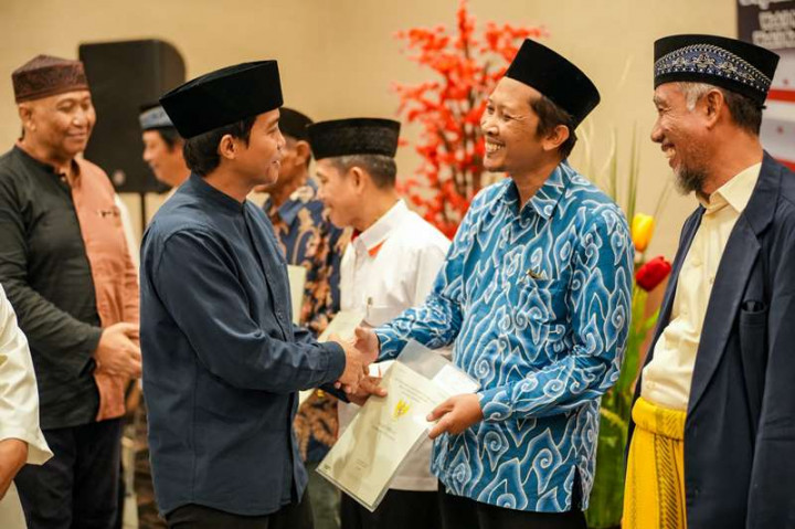 Cegah Sengketa Lahan, Wamen ATR/BPN Serahkan Sertifikat Tanah Wakaf untuk 4 Kota di Jabar