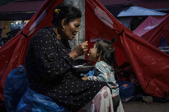 Nestapa Korban Banjir Bandang Buka Puasa di Tenda Pengungsian