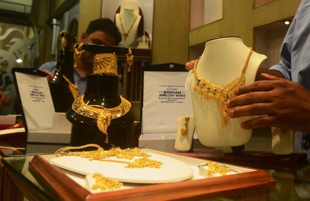 Emas menjadi salah satu investasi safe haven. Foto: AFP.