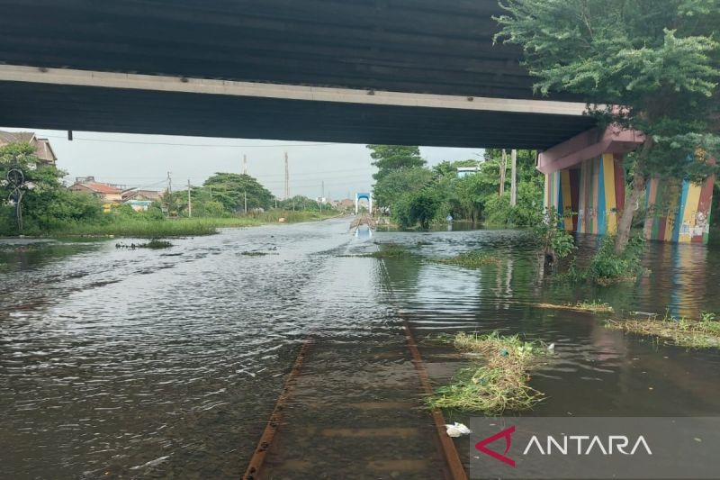 Kondisi rel di petak antara Stasiun Semarang Tawang hingga Stasiun Alastua, Jumat, yang maaij terendam banjir (ANTARA/HO-KAI Daop Semarang)