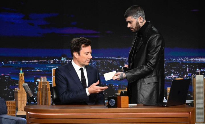 Bikin Iri! Zayn Malik Dapat Hadiah Komik Iron Man Langka dari Stan Lee