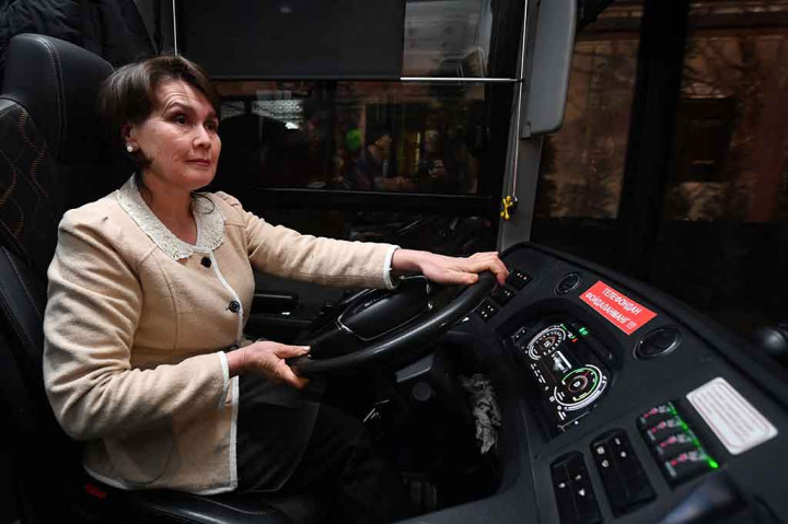 Melihat Sosok Sopir Bus Wanita Pertama di Uzbekistan