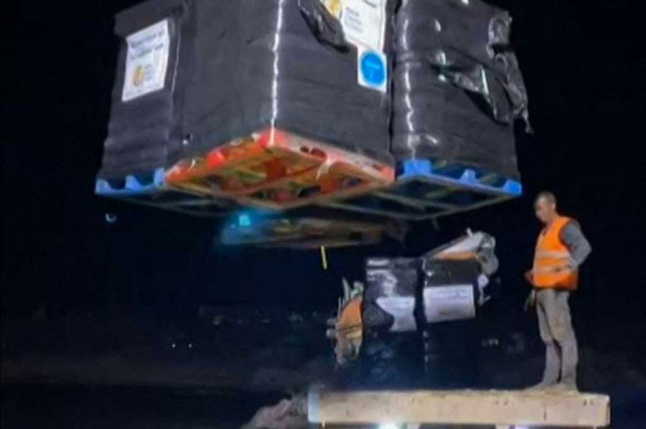 Potret Kapal Bantuan Kemanusiaan Turunkan Bantuan untuk Gaza