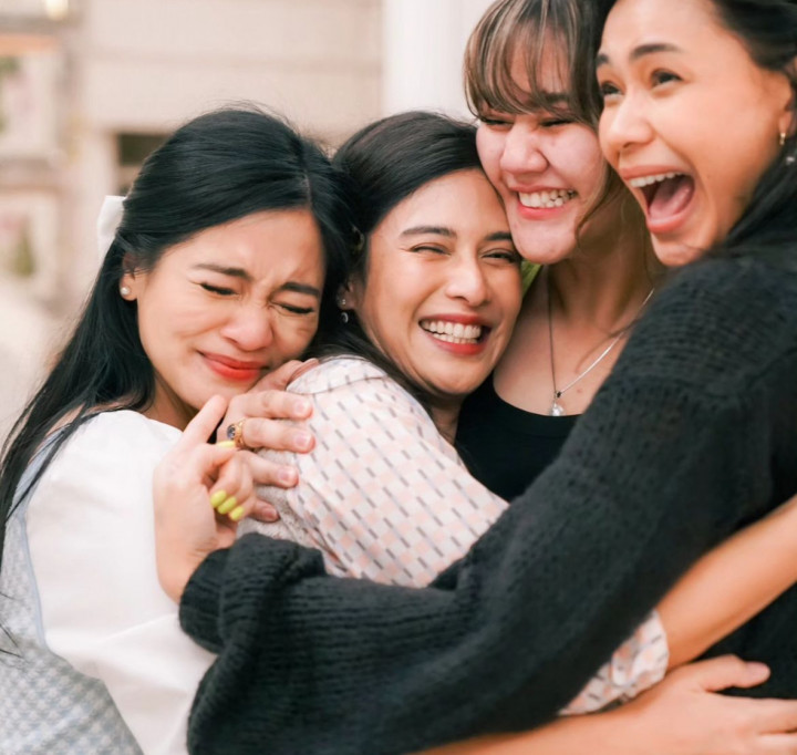 Reuni di Ulang Tahun Dian Sastro, Geng AADC Berpelukan