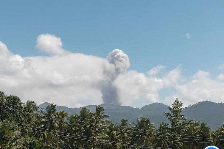 Gunung Dukono Lontarkan Abu Vulkanik Setinggi 1,6 Kilometer
