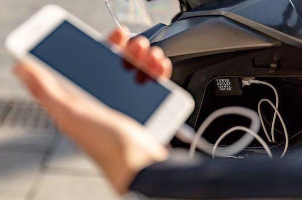 Ingat, Wajib Matikan HP Kalau Ngecas di Motor!