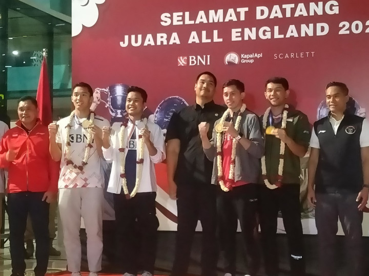 Atlet Bulu Tangkis Peraih All England Disambut Pendukung di Bandara Soetta