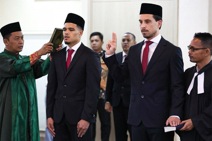 Thom Haye dan Ragnar Oratmangoen Resmi jadi WNI