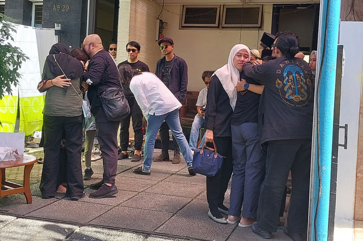 Suasana Rumah Duka Vokalis Sore Ade Paloh