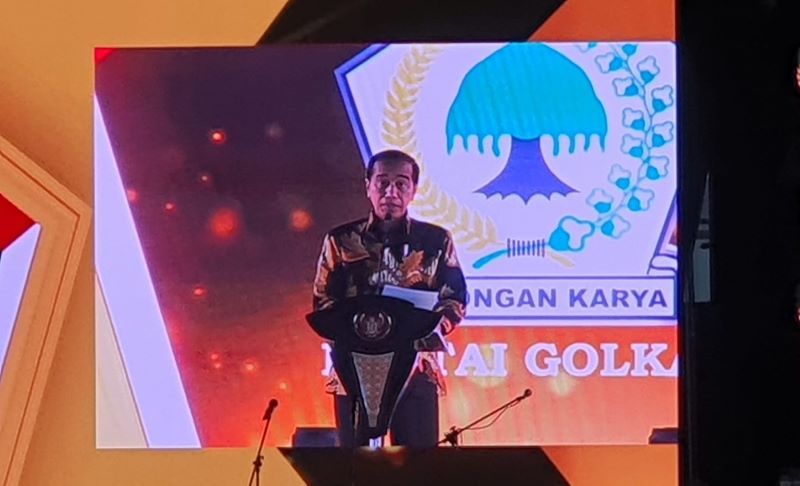 Jokowi Disebut Masuk Bursa Caketum Golkar, Airlangga: Kata Siapa?