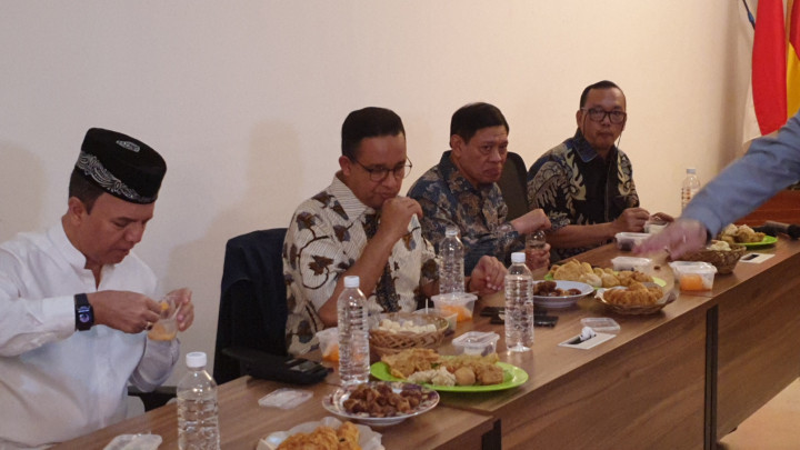 Anies Buka Puasa Bersama dengan Relawan Garda Matahari