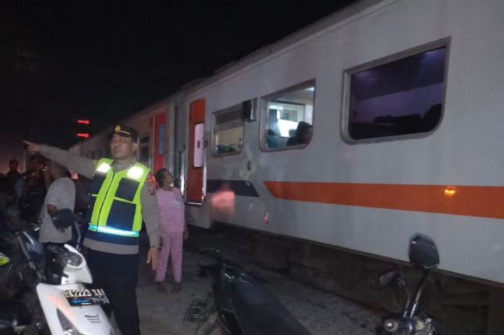 KAI Evakuasi KA Putri Deli dan Tuntut Truk Terobos Perlintasan