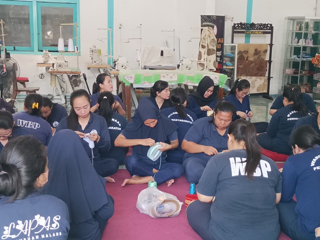 Jelang Lebaran, Lapas Perempuan Malang Produksi Peci Rajut