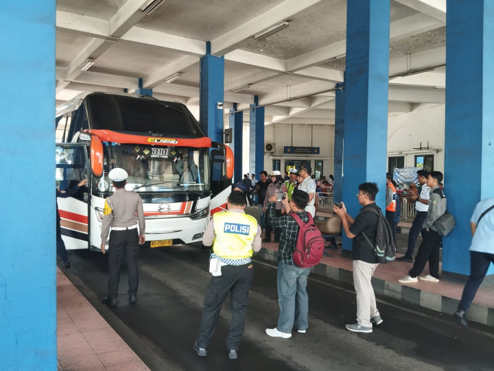 Jelang Mudik, Pengemudi dan Bus di Terminal Tirtonadi Solo Disidak