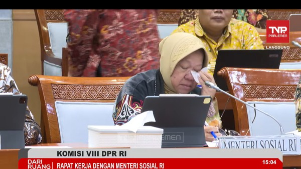 Momen Mensos Risma Menangis saat Rapat dengan DPR, Ini Penyebabnya