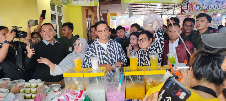 Naik Vespa, Anies dan Muhaimin <i>War</i> Takjil di Benhil