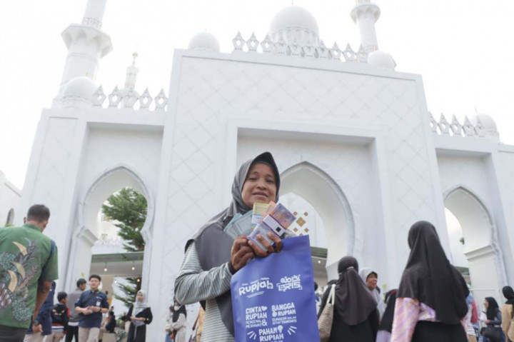 Ratusan Emak-emak Sambut Penukaran Paket Rupiah di Masjid Raya Sheikh Zayed